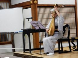 琵琶演奏の古屋和子さん