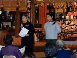 百田さんと涼乃と参詣者の合唱