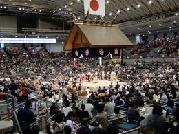 大勢のフアンで満員の大阪体育館